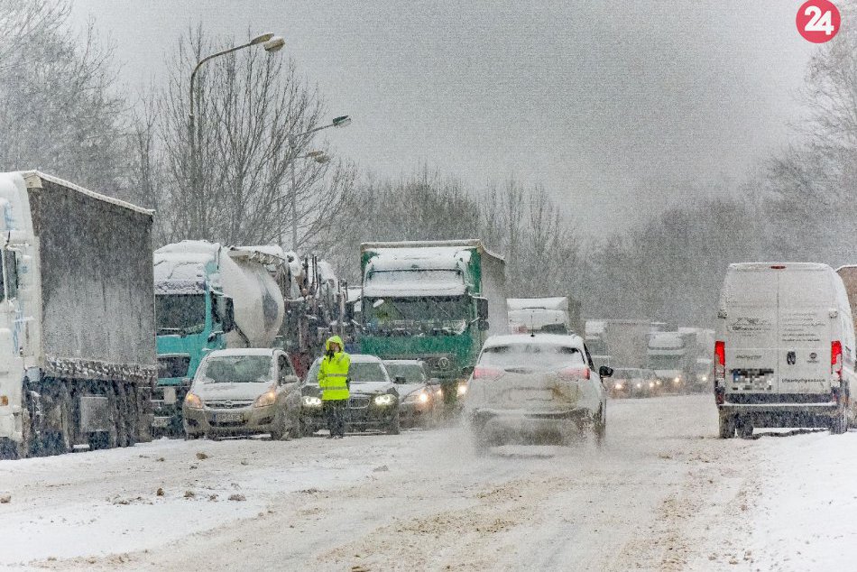 V OBRAZOCH: Zábery vyčíňania Perinbaby na bystrických cestách