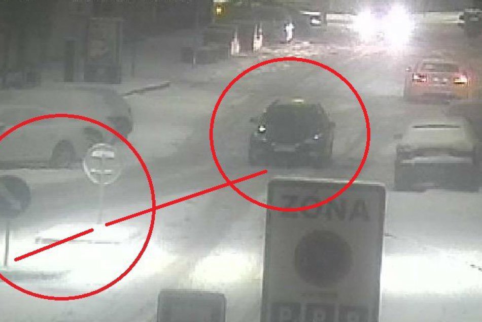 Taxík jazdil v Nitre po strede rušnej cesty: Zdemoloval dve značky a pokračoval,