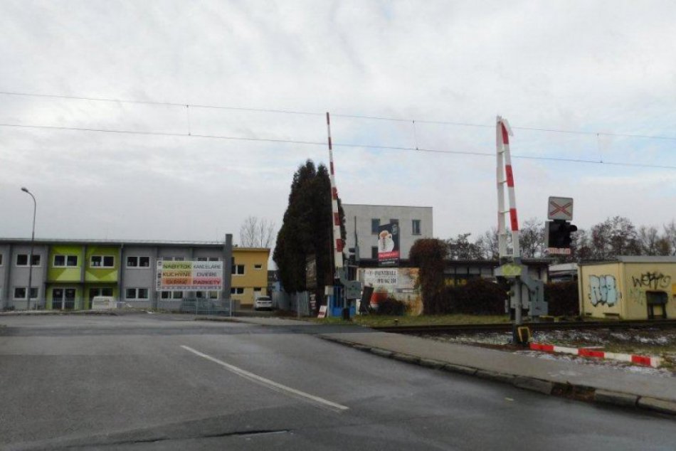 V OBRAZOCH: Na železničnom priecestí vo Zvolene sa krátko po sebe stali 2 nehody