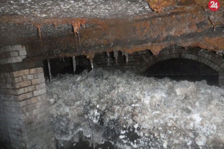 Kanalizáciu upchal 64-metrov dlhý šúľanec tuku a utierok