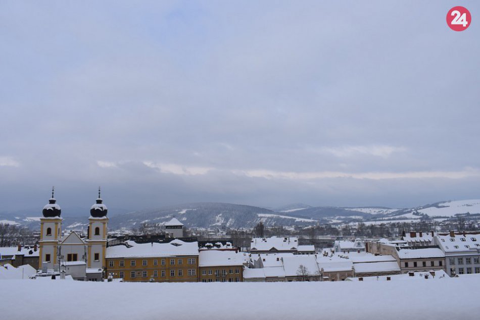 FOTO: Pozrite si známe trenčianske miesta pod snehovou prikrývkou