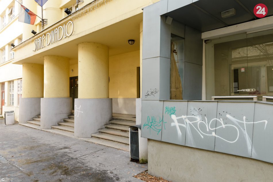 FOTO: Niekto popísal fasádu Starého divadla v Nitre