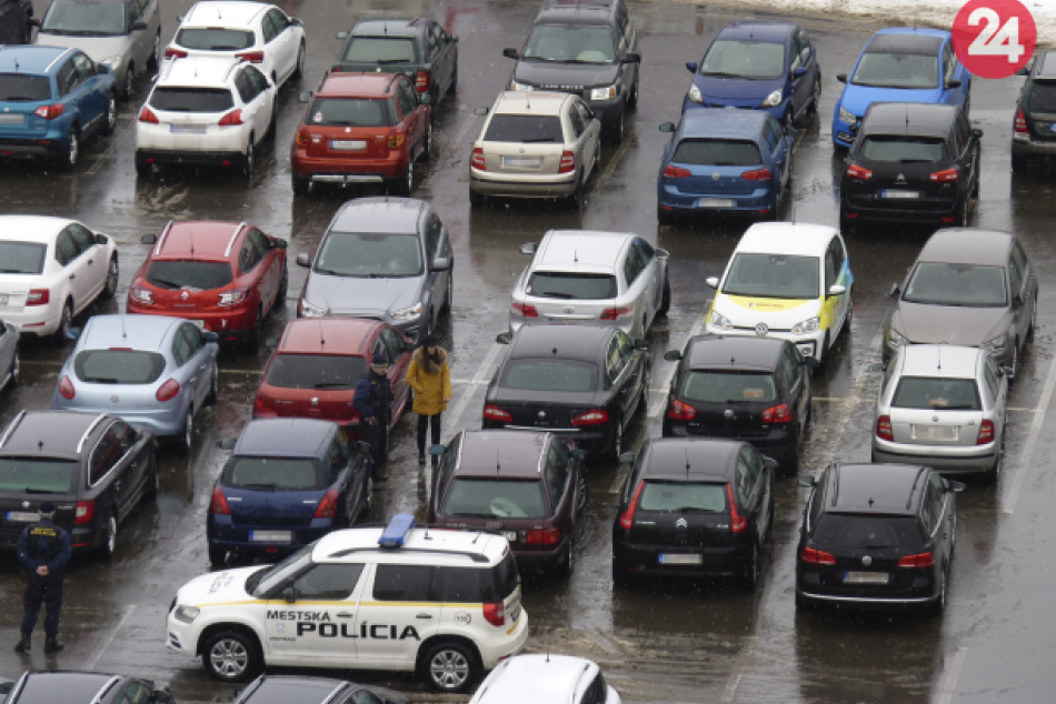 Parkovanie v troch radoch pred popradským supermarketom