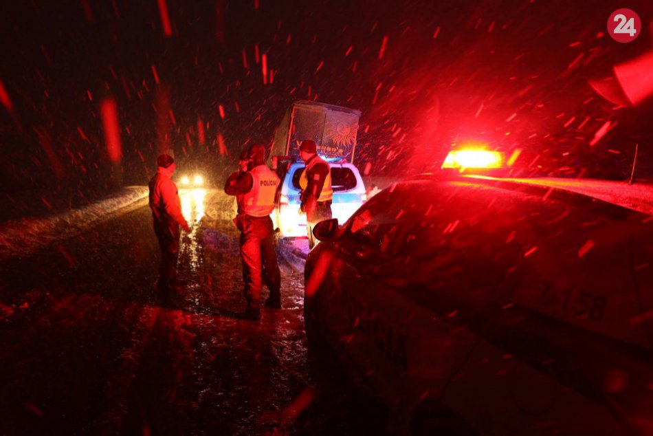 Ťažkú noc mali aj žilinskí policajti na oravských cestách