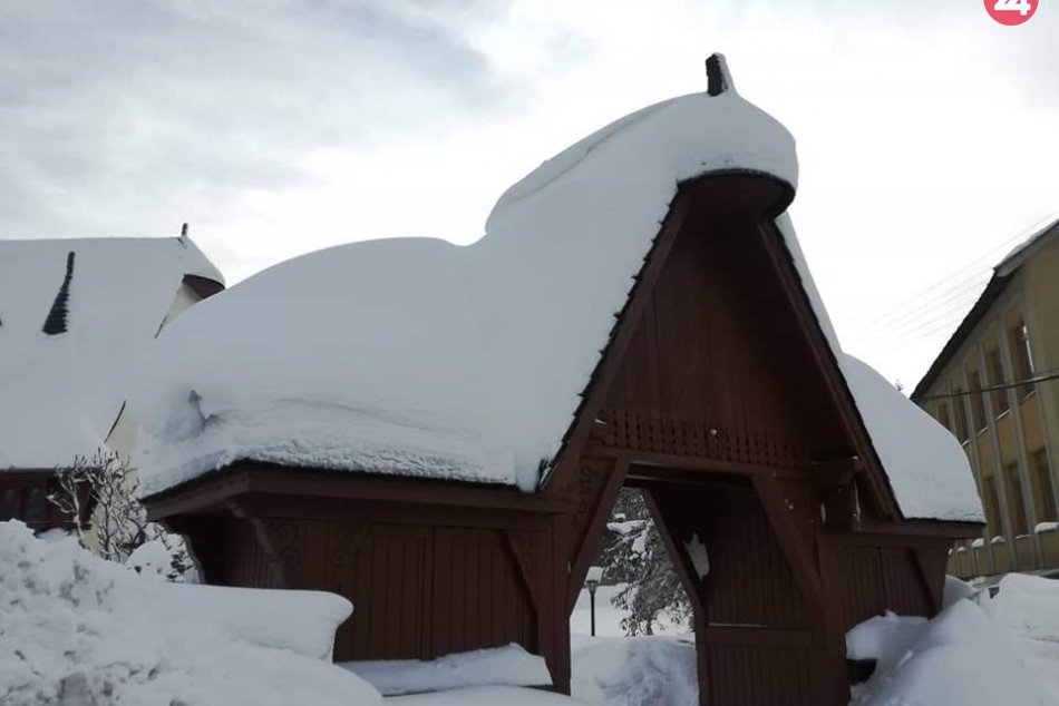 Sneh z napadaných stromov na Orave pomôže odstrániť vrtuľník