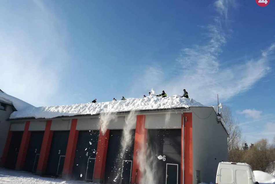 Stovky hasičov pomáhali paralyzovanému severu Slovenska