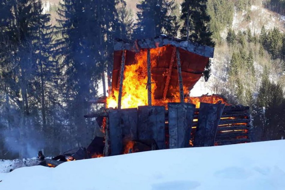 Požiar chaty v Papradne: Zábery priamo z miesta