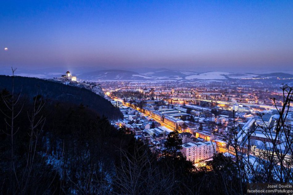 FOTO: Úplné zatmenie mesiaca v Trenčíne