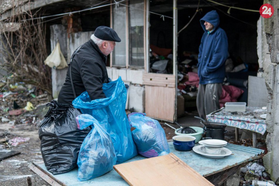 Zbierka šatstva, diek a spacích vakov pre ľudí bez domova (Petržalka)