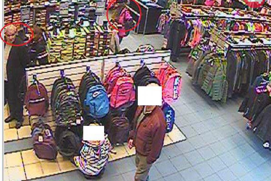 V OBRAZOCH: Vo zvolenskom obchode úradoval vreckár, polícia pátra po podozrivých