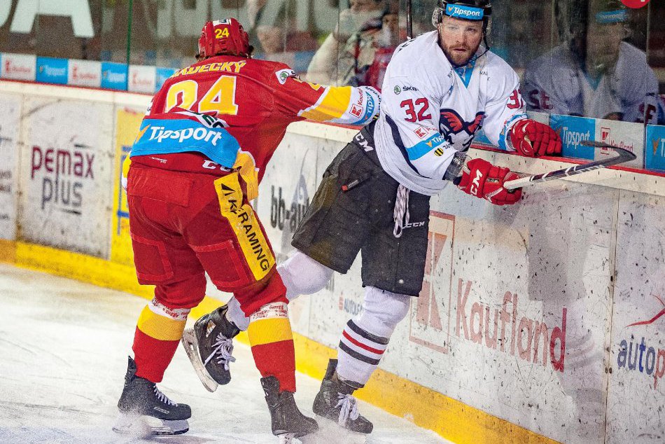 V OBRAZOCH: Bystrickí hokejisti doma zdolali Trenčanov. 2 gólmi sa blysol Higgs