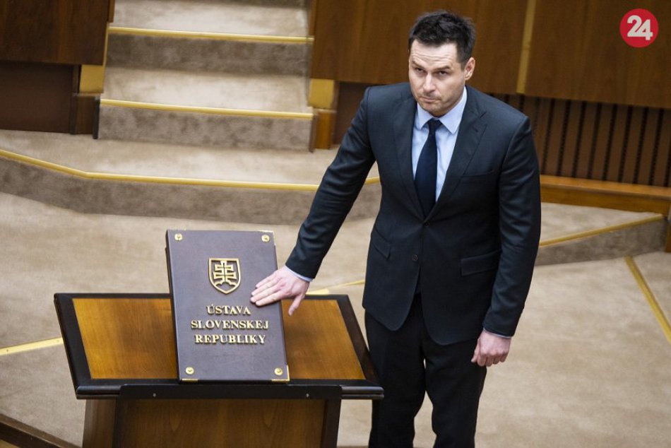 OBRAZOM: Peter Náhlik (Smer-SD) skladá poslanecký sľub
