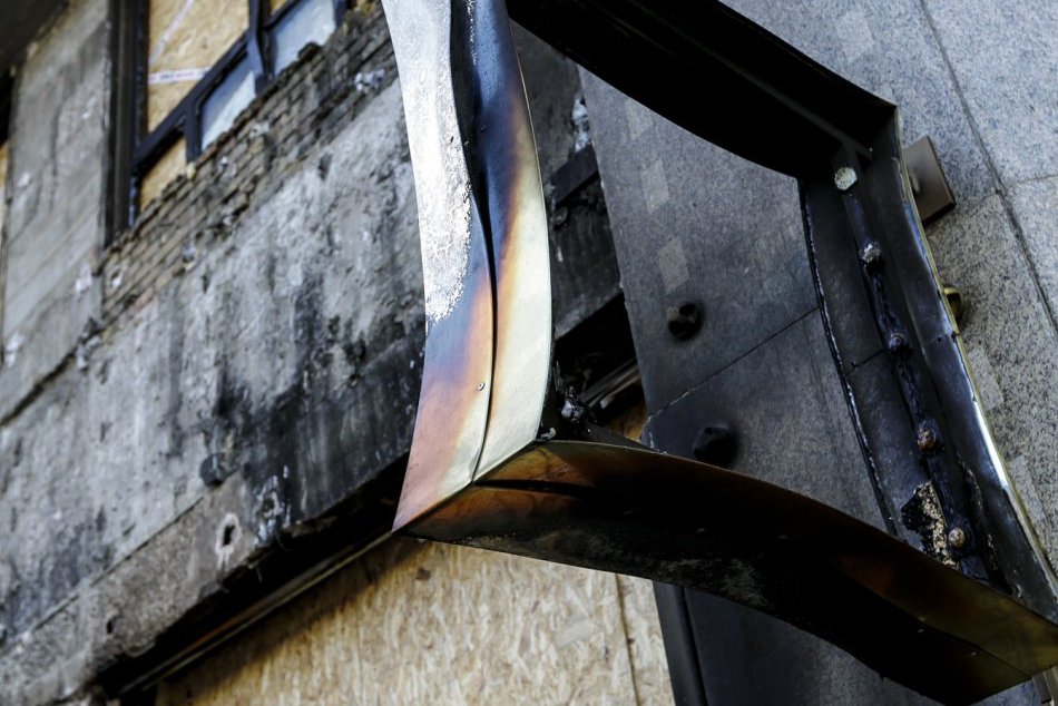 Obhorená fasáda secesného domu na Hlavnom námestí