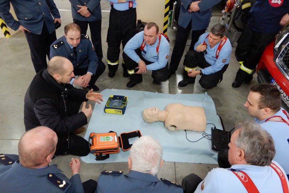 Odovzdal im ho hrdý otec: Ondrej Duda venoval hasičom v Snine defibrilátor