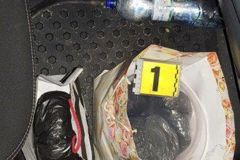 Piatkový úlovok žilinských policajtov: Viac ako pol kila marihuany v aute