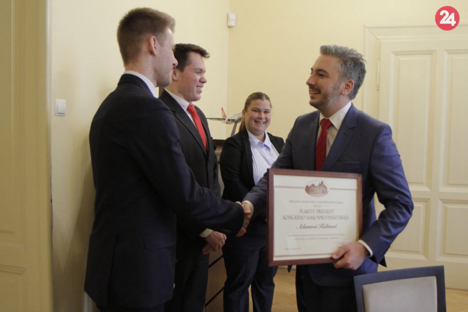 Obrazom: Predseda KSK ocenil gymnazistov z Rožňavy