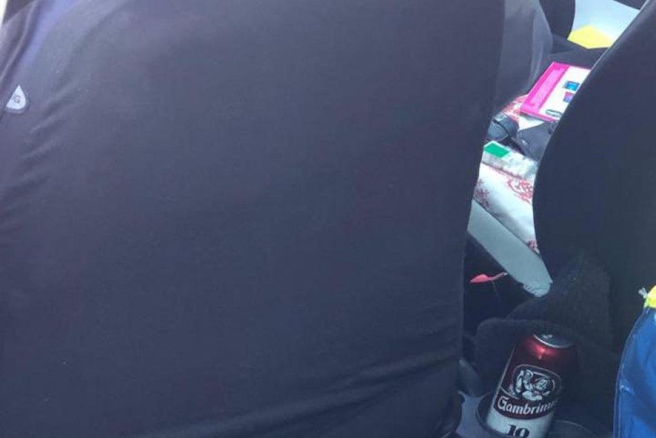 Polícia zastavila šoféra, ktorý počas jazdy pil alkohol