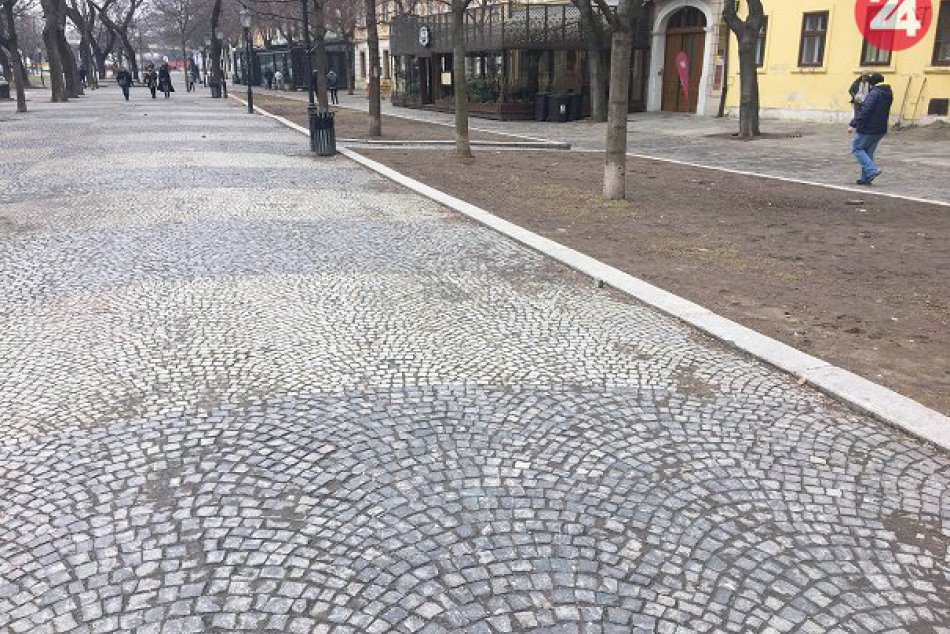 Z Hviezdoslavovho námestia zmizli všetky lavičky