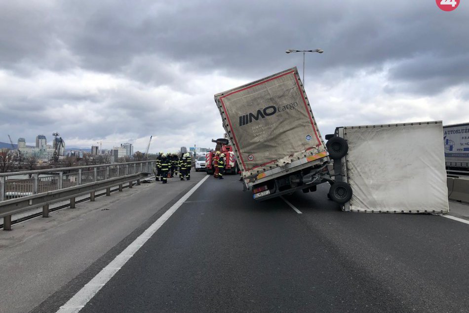 Silný vietor spôsobil nehodu na prístavnom moste.