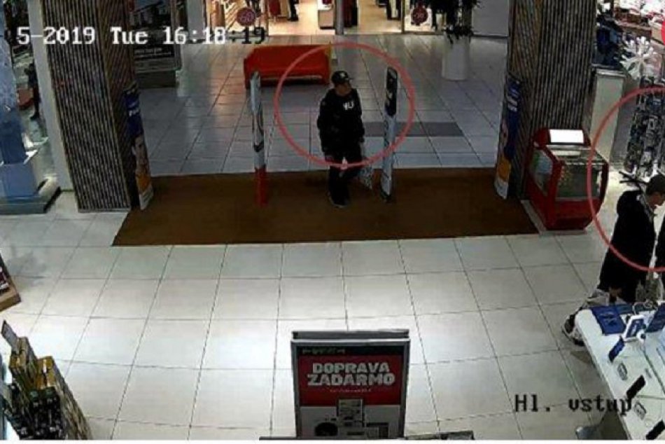 FOTO: Policajti z Trenčína žiadajú o pomoc pri stotožnení podozrivých mužov