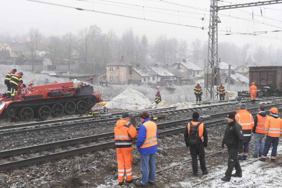 OBRAZOM z miesta: Odpratávanie vagónov z koľají zachytené na fotkách