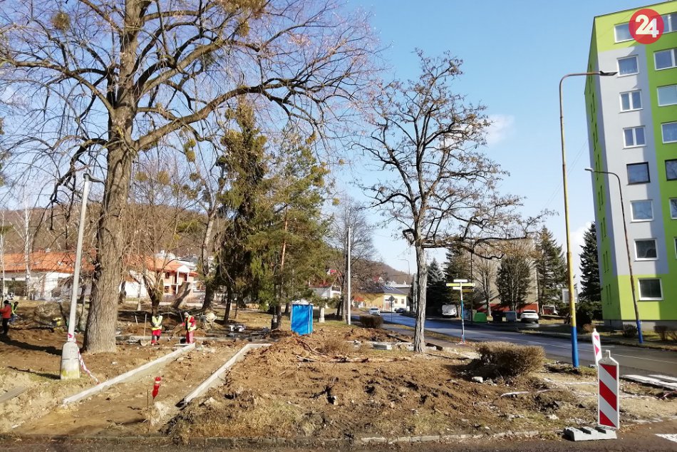 FOTO: Na Ulici osloboditeľov v Humennom prebieha obnova parčíka