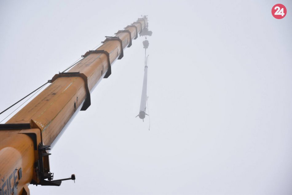 Takto ho osadili, už je na svojom mieste: Budova Úradu PSK má nový stožiar