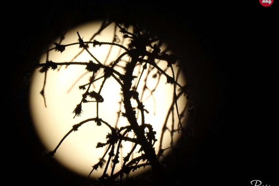 Obrazom: Supermesiac predvádzal krásne divadlo