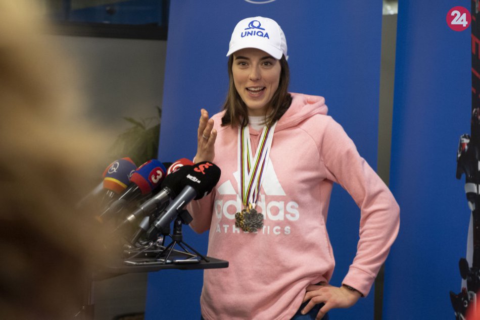 V OBRAZOCH: Lyžiarka Petra Vlhová počas brífingu po prílete zo Švédska