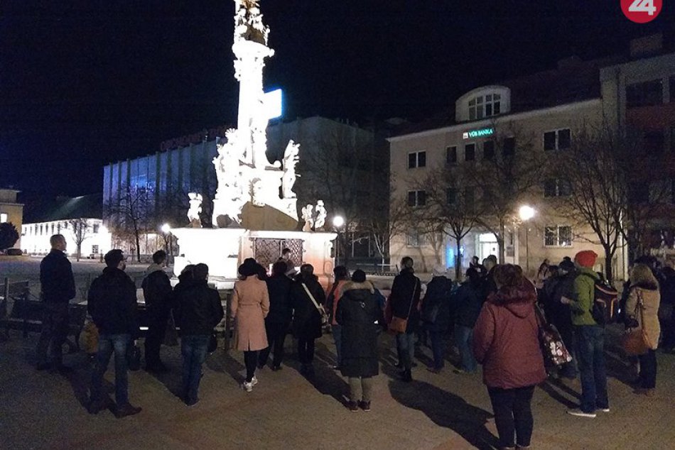 Novozámčania si uctili pamiatku zavraždených Jána Kuciaka a Martiny Kušnírovej