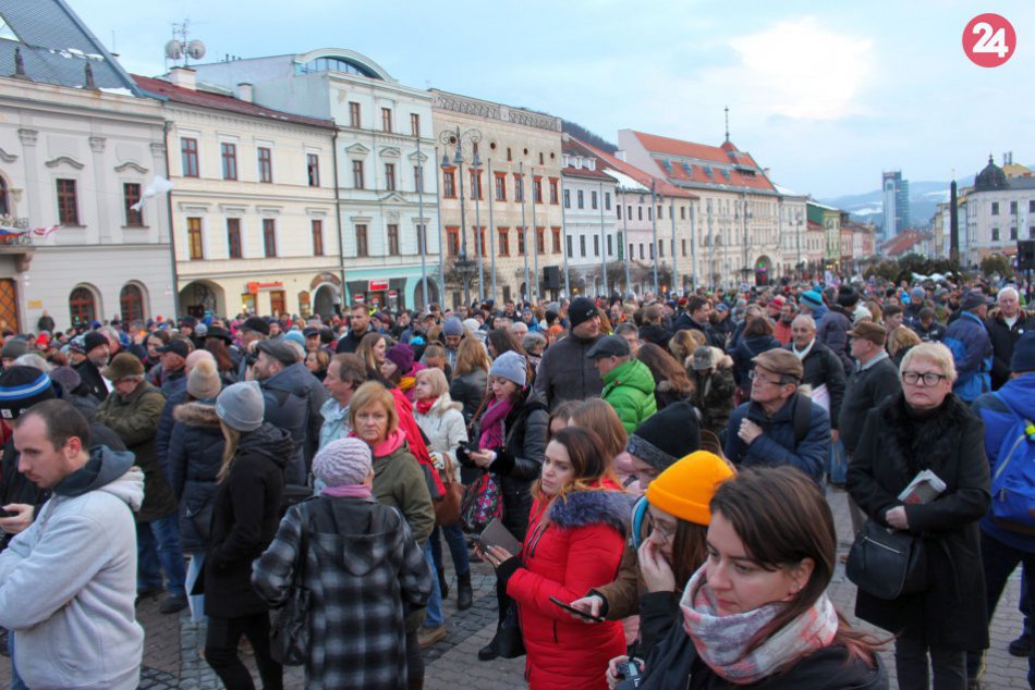 V OBRAZOCH: Rok po vražde J. Kuciaka a M. Kušnírovej vyšli Bystričania do ulíc