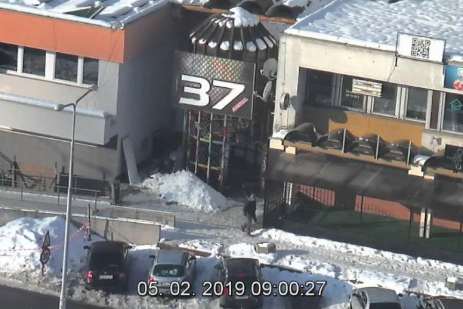 V OBRAZOCH: Bystrická polícia pátra po neznámom mužovi