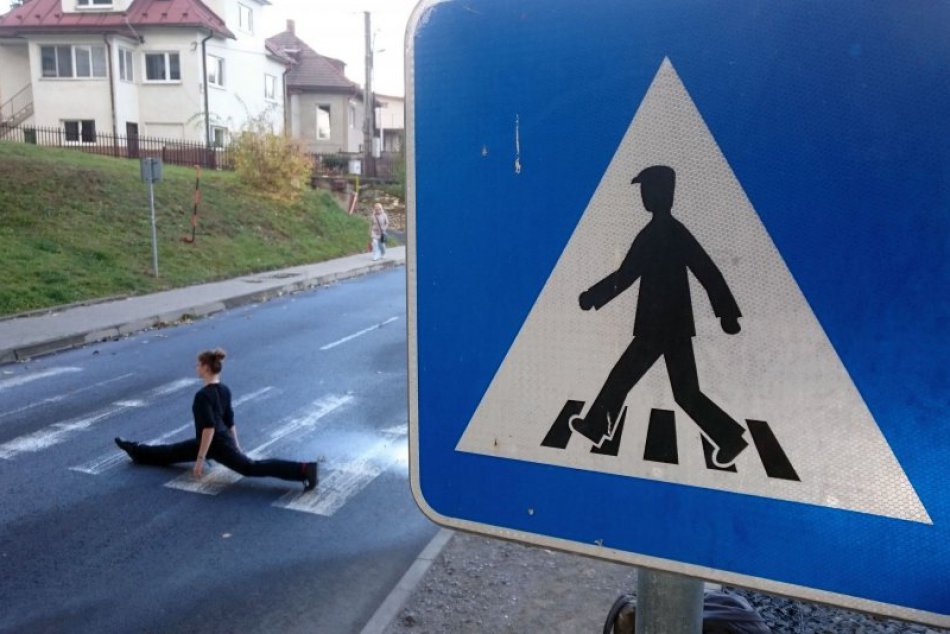V OBRAZOCH: Mladá Bystričanka napodobnila panáčika z dopravnej značky
