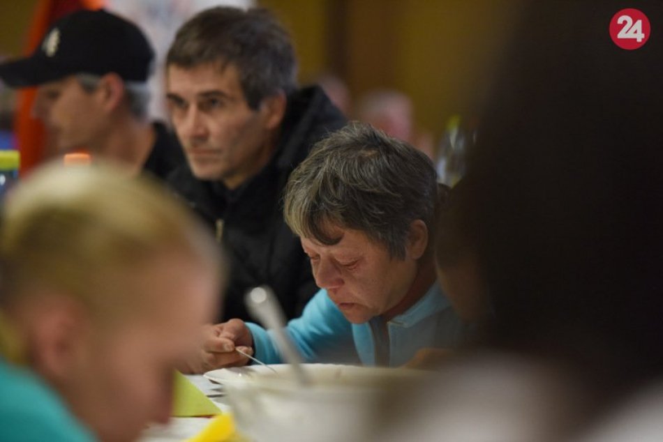 Výdaj polievky pre sociálne slabých v Nových Zámkoch