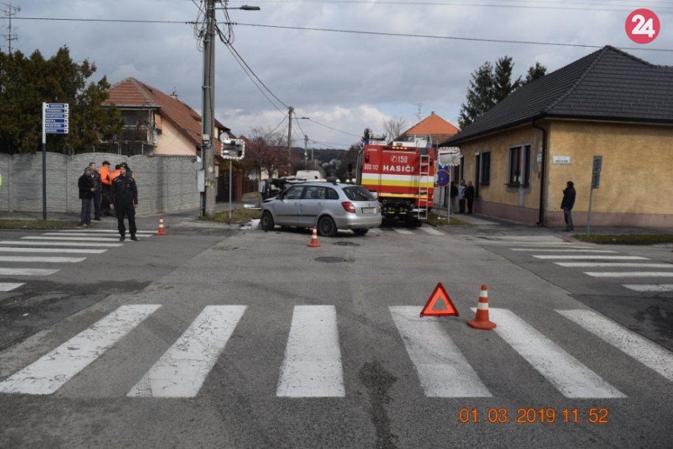 Zrážka dvoch osobných áut: Jedno skončilo po náraze prevrátené na bok, FOTO