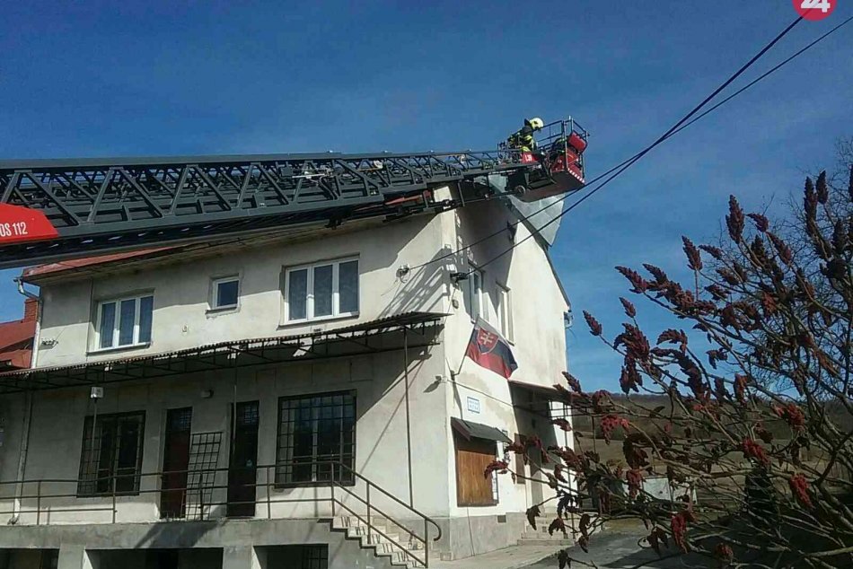 Silný vietor v Žilinskom kraji vyvracia stromy, hasiči s desiatkami výjazdov