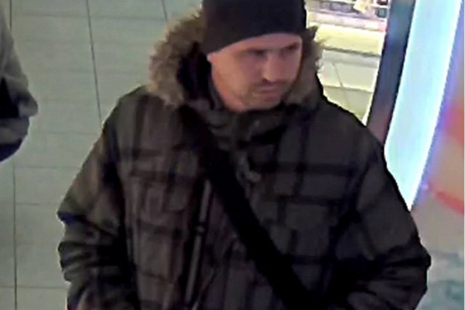 Poznáte ho? Polícia pátra po podozrivom z krádeží v hlohovských drogériách