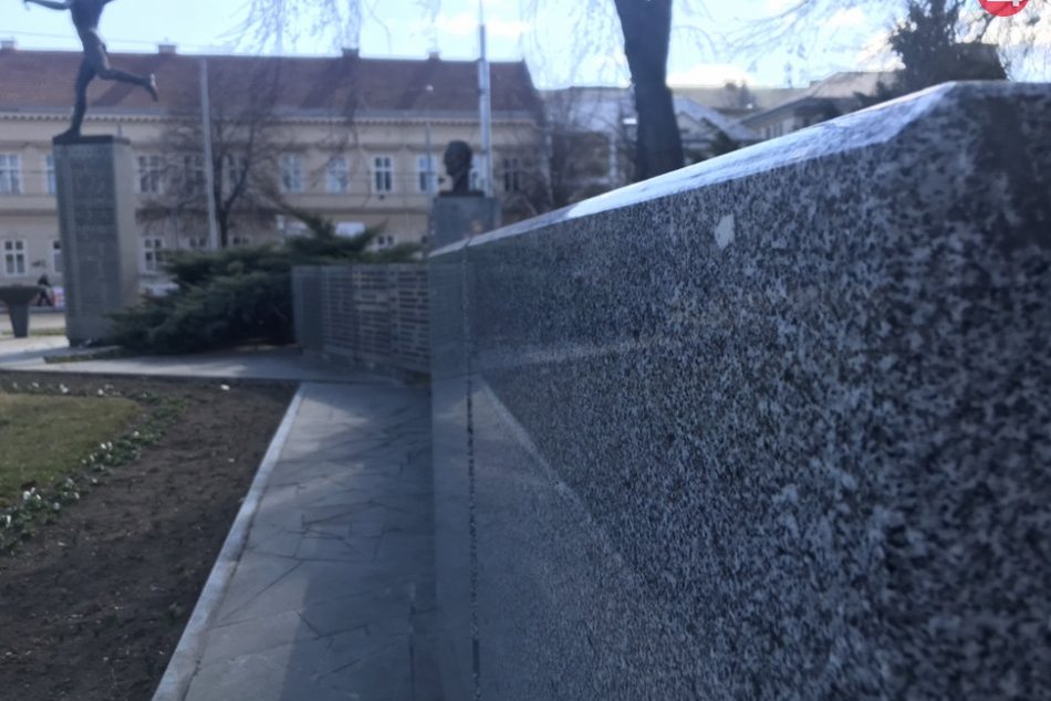 Námestie maratónu mieru socha