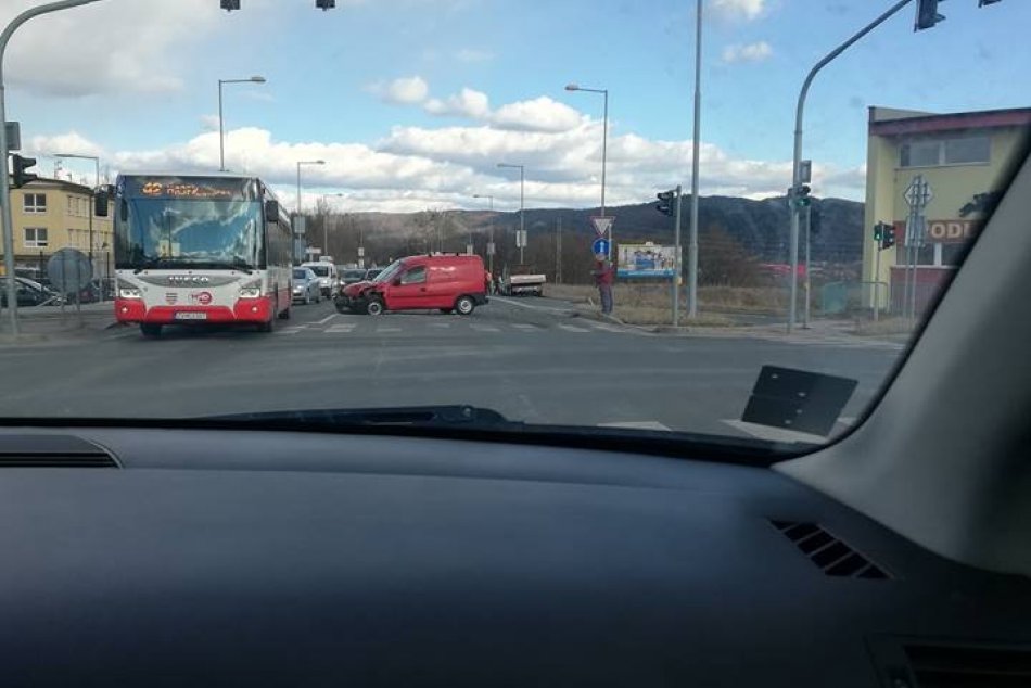 V OBRAZOCH: Zábery z miesta nehody 2 áut na Partizánskej ceste