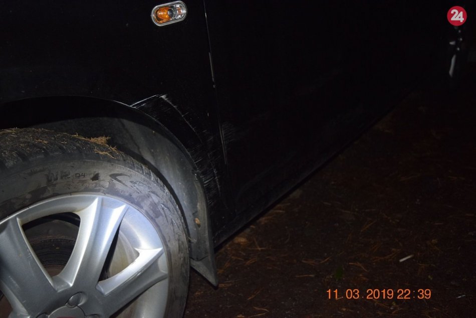 Na sídlisku niekto nabúral do zaparkovaného auta a ušiel: Polícia hľadá svedkov