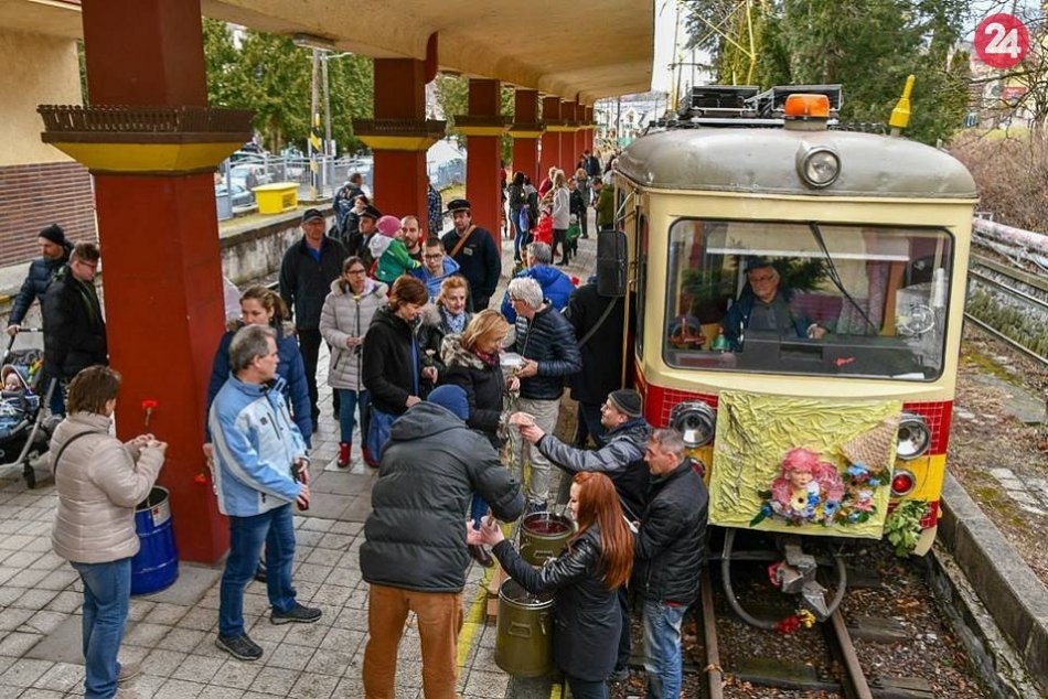 FOTO: Organizátori jázd historickej električky si pripomenuli sviatok žien