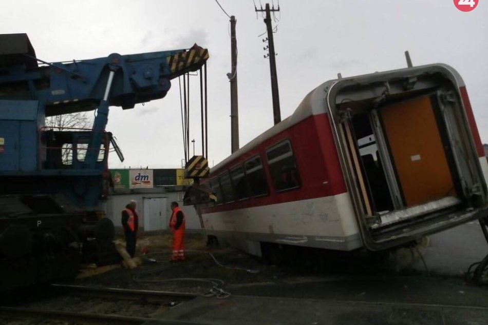 Hrozivá zrážka vlaku s kamiónom v Čadci: FOTO a VIDEO z miesta nehody