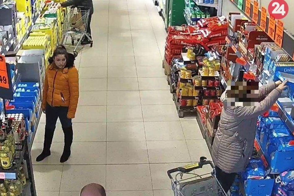 Okradnutie dôchodkyne z Považskobystrického okresu na FOTO: Poznáte túto ženu?