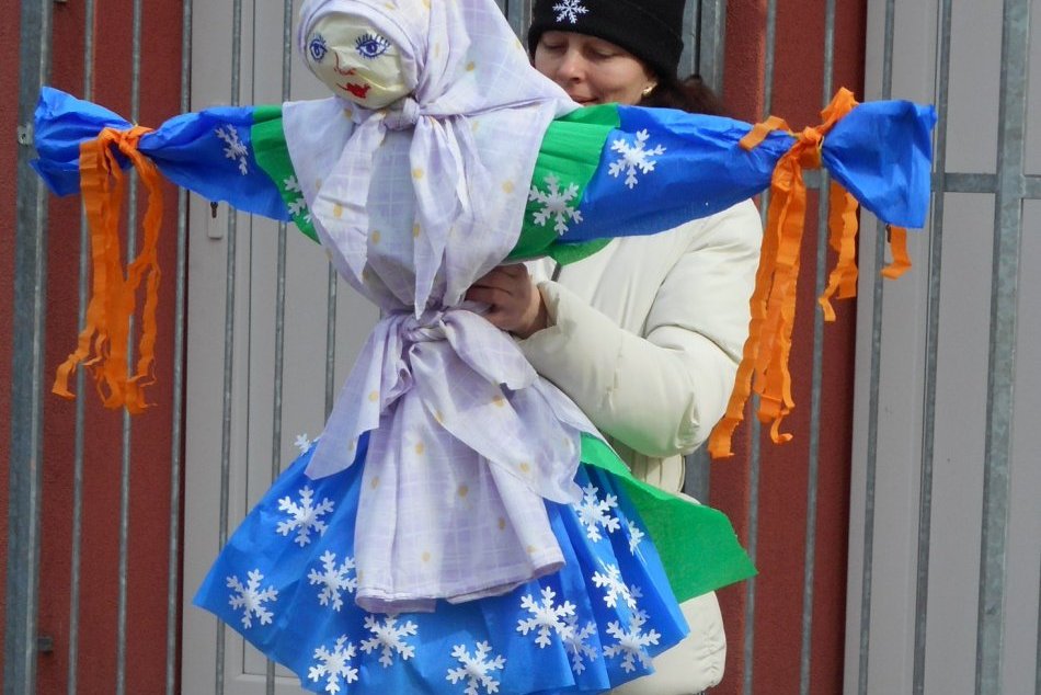 Šalianski škôlkari sa venovali zvykom: Morenu hodili do Váhu, FOTO
