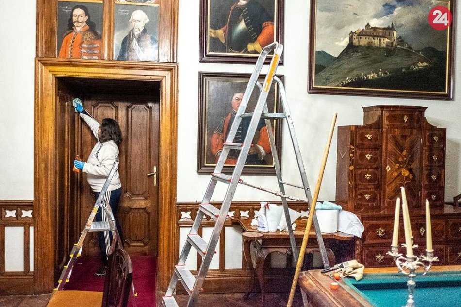 Obrazom: Fotky z veľkého jarného upratovania kaštieľa