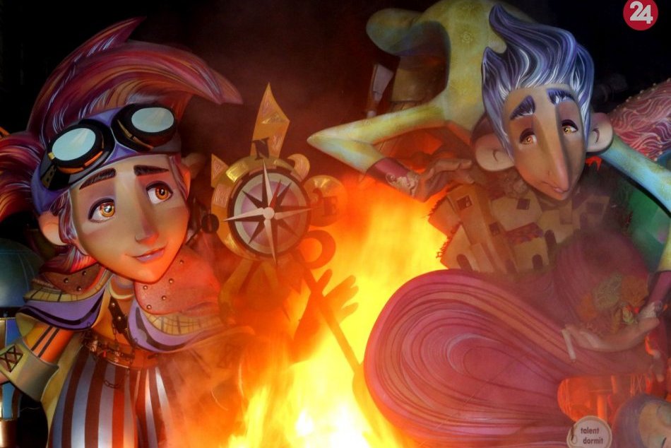 Centrum Valencie ožiarili plamene počas tradičného festivalu