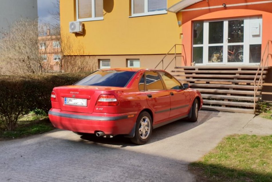 Dopravná značka terčom v oku: Šaľanom strpčuje život neznámy škodca, FOTO