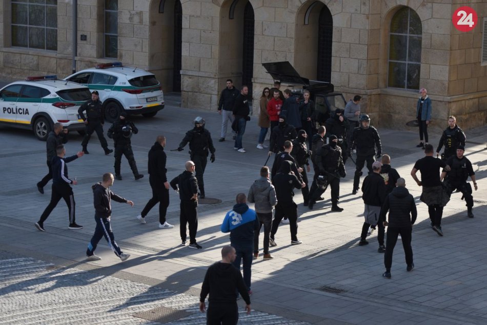 Fanúšikovia v uliciach Trnavy pred zápasom Slovensko - Maďarsko