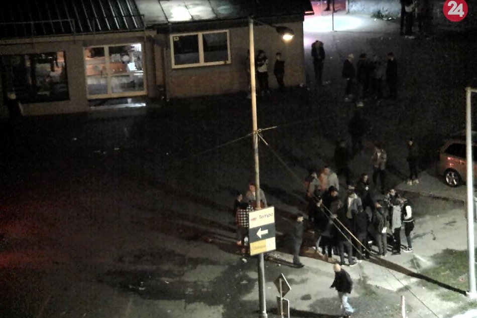 Poznáte svedkov bitky? Policajti z Prievidze potrebujú vašu pomoc