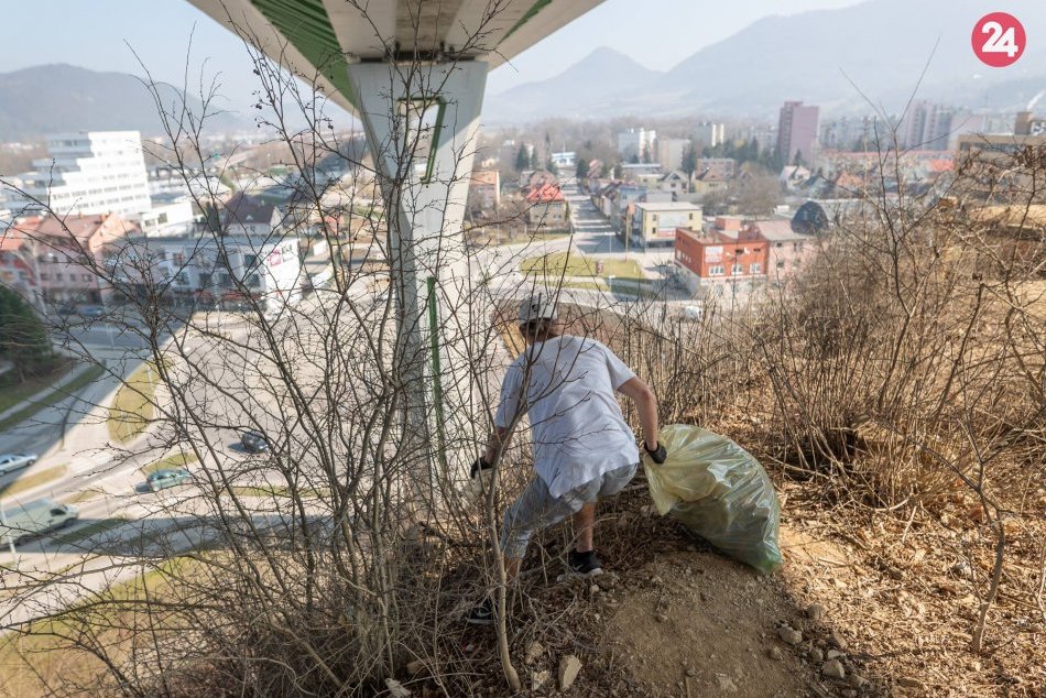Dobrovoľníci čistili Považskú: Pod estakádou vyzbierali desiatky vriec odpadu